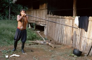 Achuar_con_cerbatana_(Amazonía_Ecuatoriana)